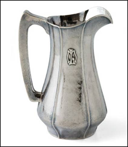 Kalo pitcher with outward-pointing flutes 